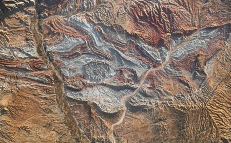 Iran’s Folded Rocks Reveal Ancient Tectonic Power at Asia-Europe Boundary