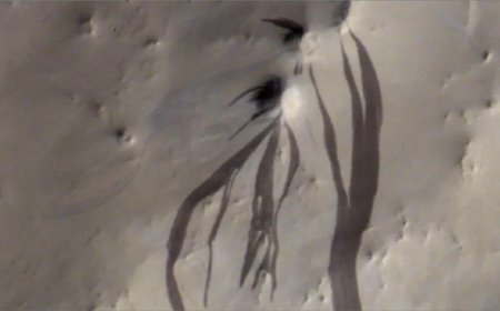 New Study Uses AI to Reveal Dry Origins of Mars’ Mysterious Slope Streaks