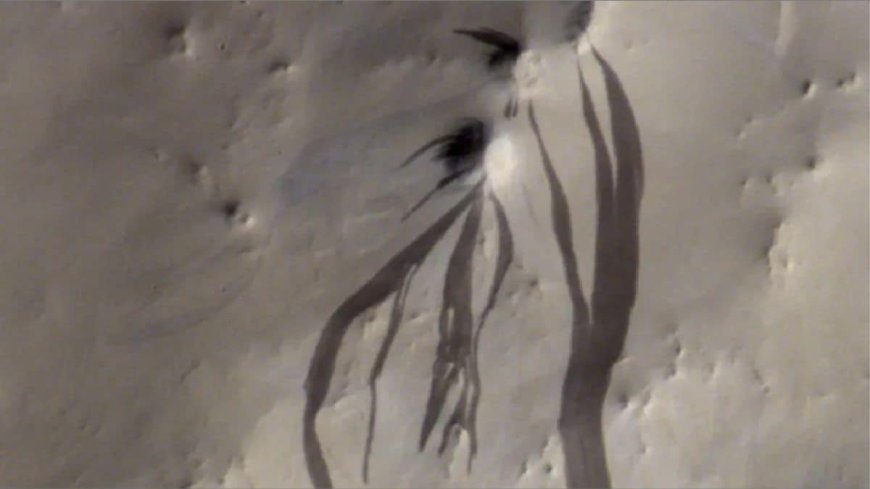 New Study Uses AI to Reveal Dry Origins of Mars’ Mysterious Slope Streaks