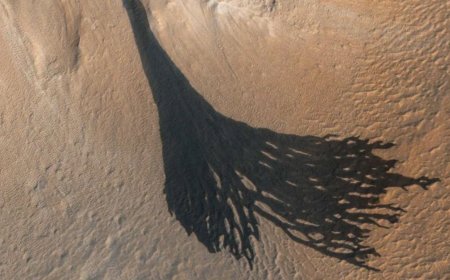 AI Reveals Mars’s Mysterious Slope Streaks Likely Formed by Dust, Not Water Activity