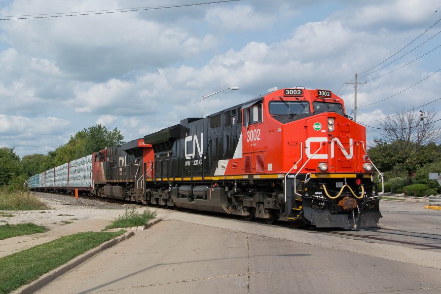 This Top Canadian Railway Stock Is Trading Around Its 5-Year Low
