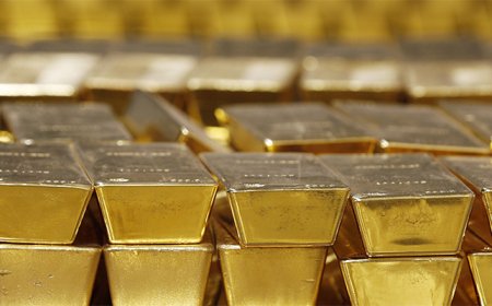 Gold Slips as Dollar Firms