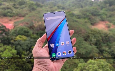 iQOO 15 Live Image Hints at Design; Confirmed to Feature 2K Samsung AMOLED Display