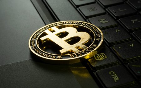 Bitcoin Holds Near $115,800 as Altcoins Face Selling Pressure