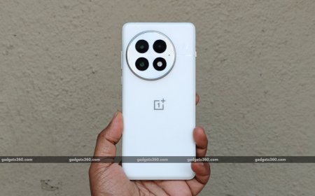 OnePlus 15 Spotted in Leaked Hands-On Images That Reveal Its Display, ColorOS 16