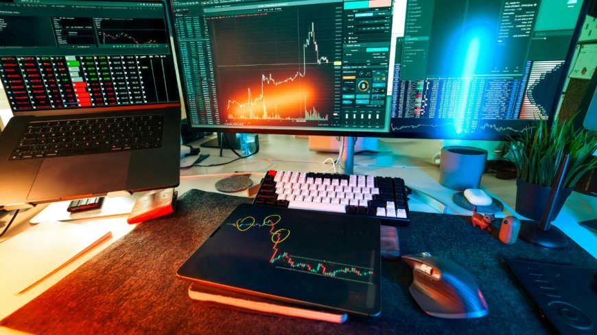Bitcoin Holds Ground as Ethereum Finds Whale Support Amid Market Caution