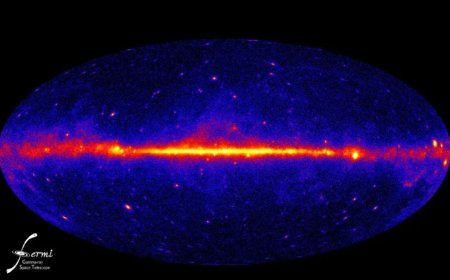Flattened Dark Matter May Explain Mysterious Gamma-Ray Glow at Milky Way’s Core, Study Finds