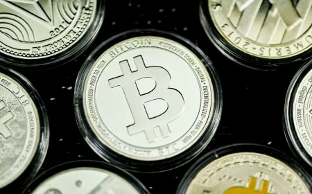 Bitcoin Slips Below $114,000 as Traders Remain Cautious Amidst Market Uncertainty