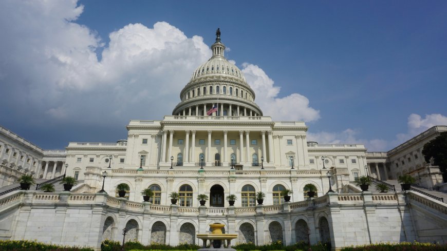 US Lawmaker Proposes Bill to Ban Elected US Officials From Trading Crypto