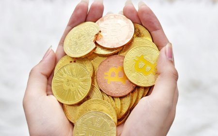 Bitcoin Trades Near $103,600 as Market Awaits Clearer Macro Direction