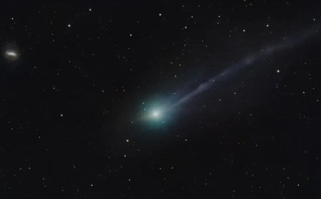 Interstellar Comet 3I/ATLAS Photographed Beside Distant Galaxy in Rare Cosmic Shot