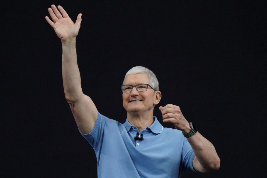 Tim Cook to Remain Apple CEO Till ‘At Least’ Mid-2026, Claims Mark Gurman