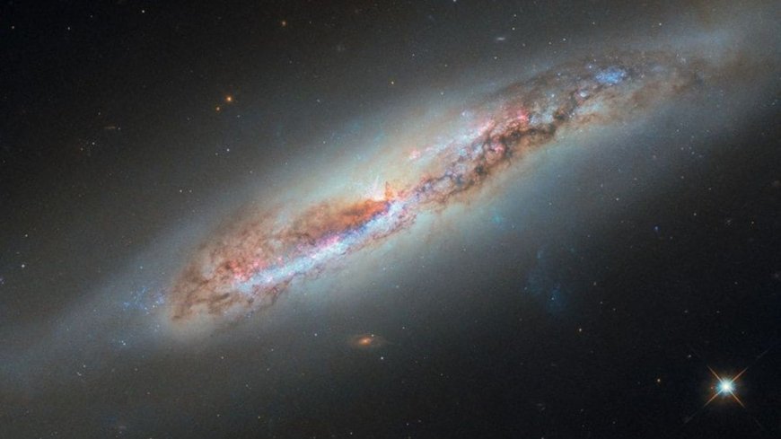 Hubble Captures Gas Escaping Sideways Spiral Galaxy NGC 4388 in Virgo Cluster