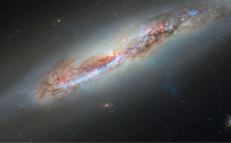 Hubble Data Reveals Previously Invisible ‘Gas Spur’ Spilling From Galaxy NGC 4388’s Core