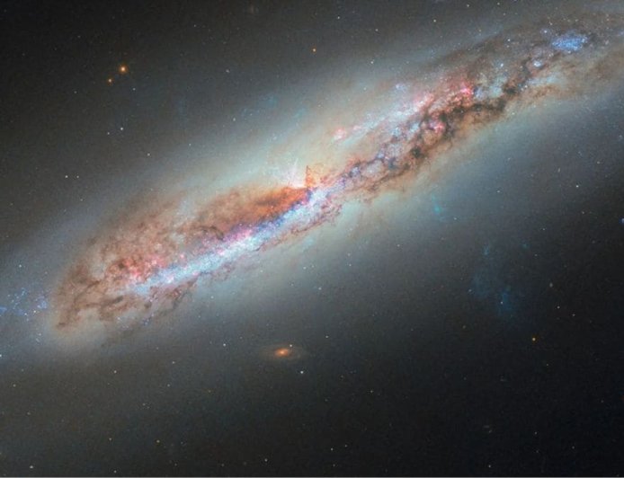 Hubble Data Reveals Previously Invisible ‘Gas Spur’ Spilling From Galaxy NGC 4388’s Core