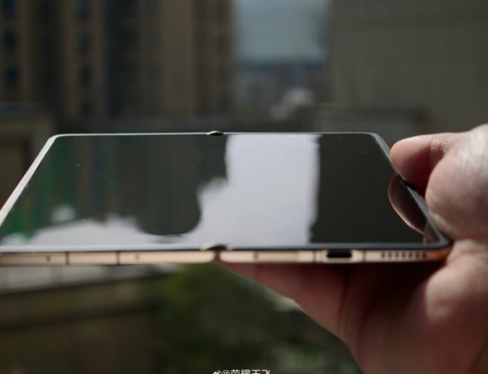 Honor Magic V6 With Nearly Creaseless Inner Display Teased By Product Manager Ahead of MWC