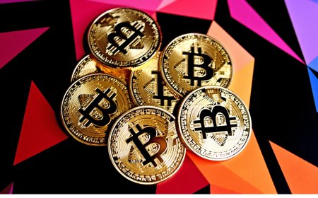 Bitcoin Trades Near $71,000 as Macro Uncertainty and ETF Flows Weigh on Sentiment