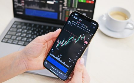 Bitcoin Steadies Around $75,800 as Institutional Buying Supports Recovery