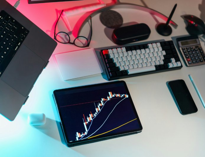 Bitcoin and Ethereum Remain Range-Bound as ETF Outflows and Macroeconomic Pressure Limit Upside